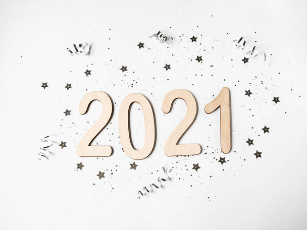Plat laïc blanc Nouvelle année composition - numéros 2021 et confettis sur un fond blanc. Vue du dessus - Photo, image