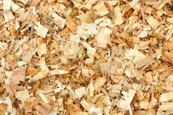 Een vers gelegde laag van grote tuin schors Woodchips. Houtsnippers gebruikt als veilig zacht oppervlak in een Kinderspeelpark, Top Down View.  - Foto, afbeelding