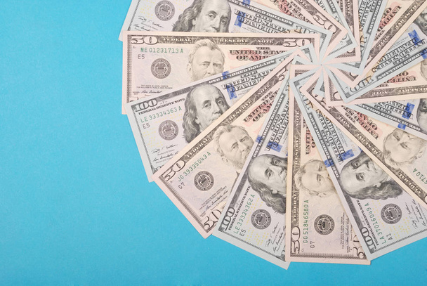 Абстрактный денежный фон растровый рисунок повторяется круг на зеленом
 - Фото, изображение