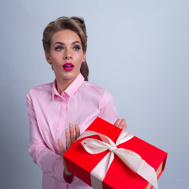 Woman refuse gift - Foto, immagini