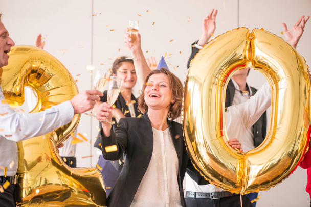 Liikemiehet juhlivat uutta vuotta 2020
 - Valokuva, kuva