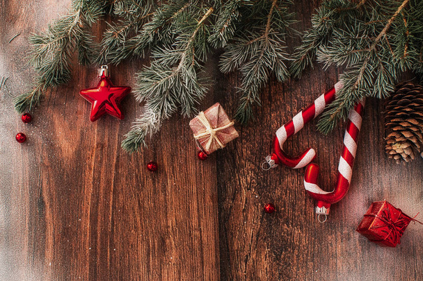 Kahverengi ahşap arka plan görünümlü Noel süslemeleri ve köknar dalları - Fotoğraf, Görsel