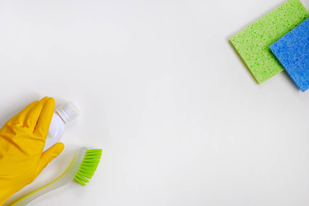 Reinigungsmittel in Plastikflaschen. Set grüner und gelber Reinigungsmittel auf weißem Hintergrund. Ansicht von oben. Nahaufnahme. - Foto, Bild