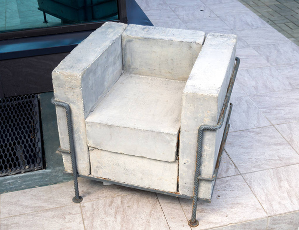 Unusual chair of the concrete and reinforcement - Fotoğraf, Görsel