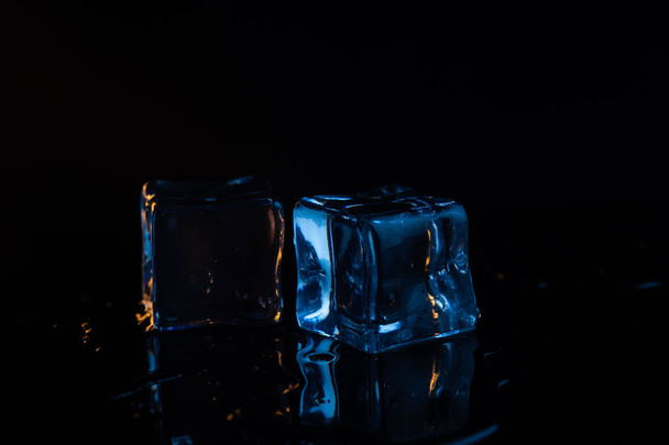 ateş ve buz siyah bir arkaplanda 3 - Fotoğraf, Görsel