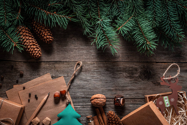 Cornice verde di Natale da rami di abete su un'asse grigia d'annata
  - Foto, immagini