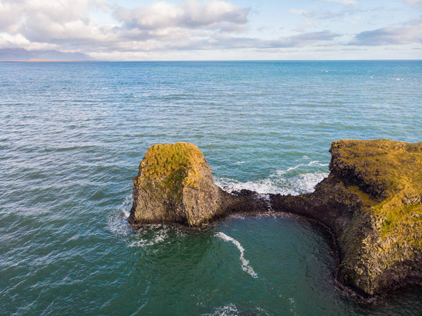 アイスランドのスネイフェルスネス半島の西海岸の海の崖 - 写真・画像