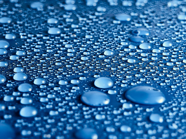 Gotas de agua sobre fondo azul. - Foto, Imagen