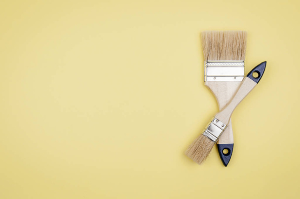 Σπίτι ζωγραφικό εργαλείο σε κίτρινο φόντο. - Φωτογραφία, εικόνα