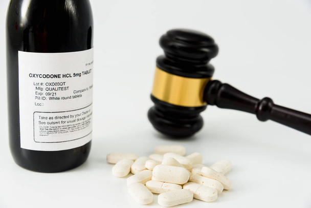 Bottiglia di ossicodone ottenuta illegalmente, concetto di falso medico
 - Foto, immagini