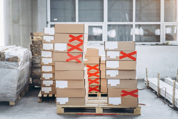 Стек картонних коробок з продуктами в упаковках заводу
 - Фото, зображення