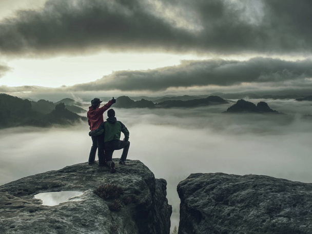Senderistas mujer y hombre en ropa deportiva en la montaña más alta
  - Foto, Imagen