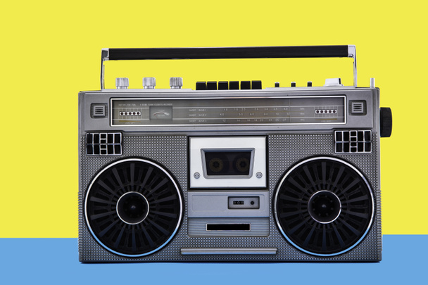 Caja de brazo de radio retro de plata de 1980 en fondo de color
 - Foto, imagen