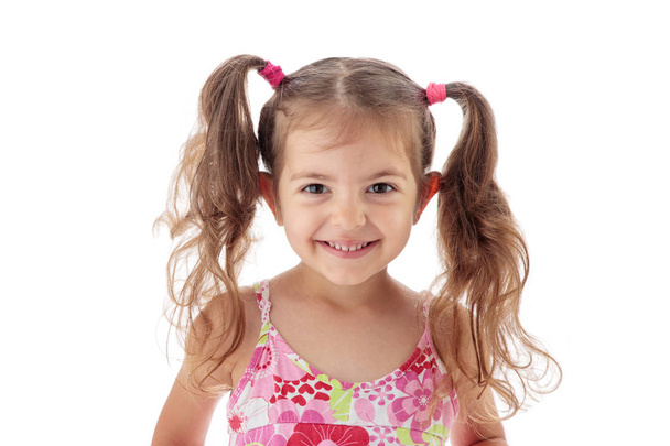 Szczęśliwa piękna dziewczynka uśmiechnięta do aparatu fotograficznego, portret - Zdjęcie, obraz