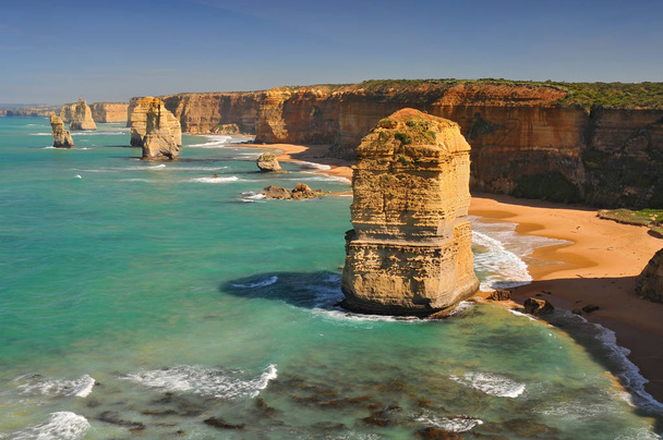 Погляд на стеки, що складаються з дванадцяти апостолів, є однією з головних пам'яток Національного парку Порт-Кемпбелл. Great Ocean Road, Victoria State, Australia. - Фото, зображення