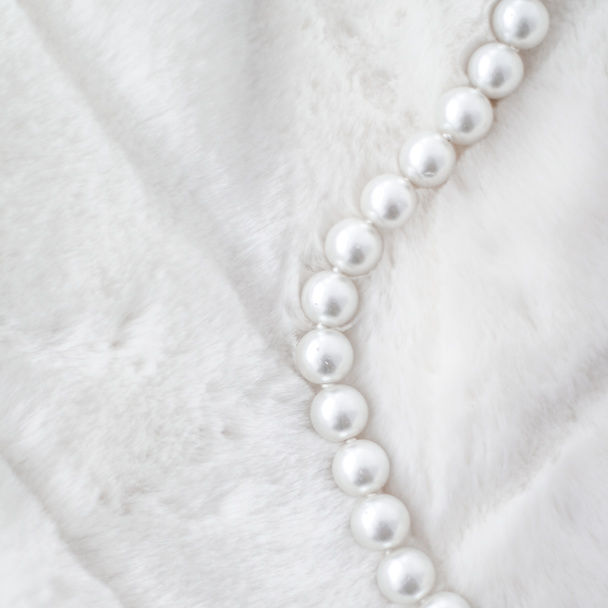 Χειμερινές διακοπές κοσμήματα μόδας, μαργαριτάρι κολιέ σε γούνα backgrou - Φωτογραφία, εικόνα