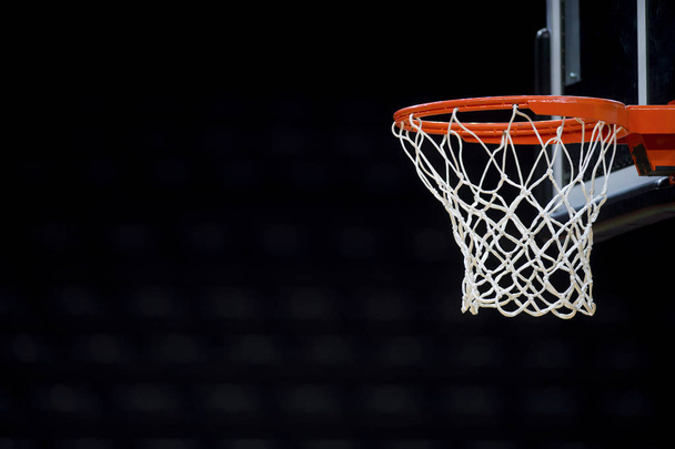 basketbal hoepel geïsoleerd op zwarte achtergrond - Foto, afbeelding