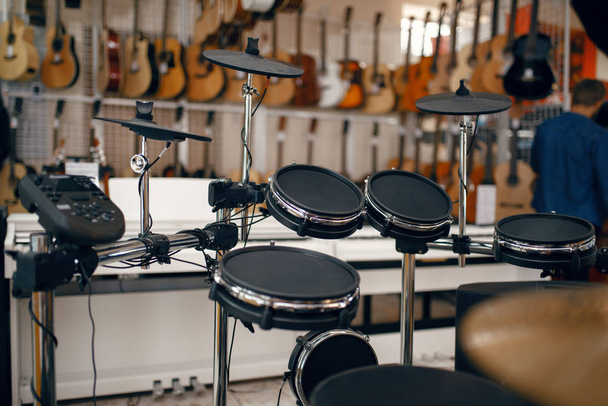 Digitale drumstel op vitrine in muziekwinkel, close-up view, niemand. Assortiment in muziekinstrumentenwinkel, professionele apparatuur voor musici en artiesten - Foto, afbeelding