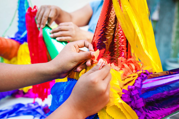 Haciendo una piñata mexicana hecha a mano para posadas en Navidad en México
 - Foto, imagen