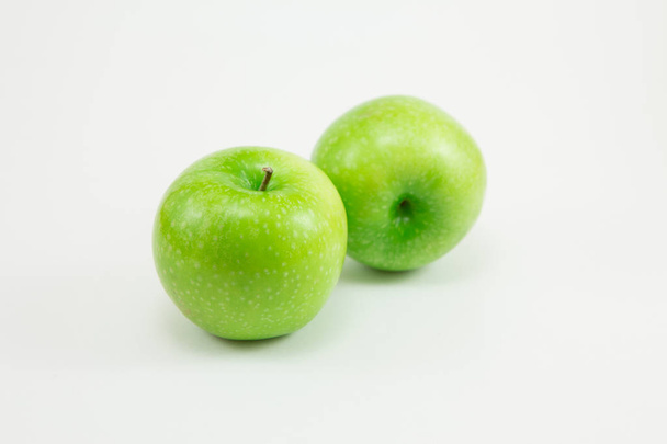zöld alma fehér háttér - Fotó, kép