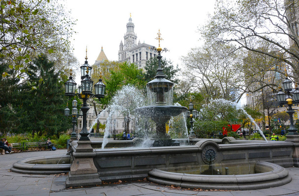 New York, NY - 05 NOV 2019: Fountain in City Hall Park, located  - Foto, Bild