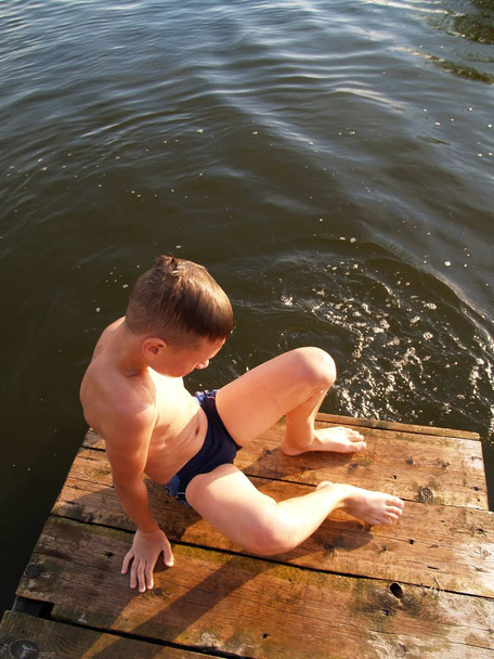 Kind badet im Fluss - Foto, Bild