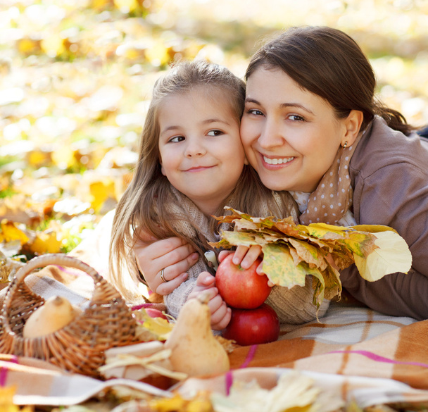mutlu genç anne ile kızı sonbahar Park - Fotoğraf, Görsel