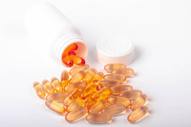 Group of pills with bottle isolated - Foto, afbeelding