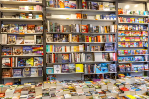 Könyvek széles választéka polcokon egy könyvesboltban. Homályos. Háttér. A szöveg helye. - Fotó, kép
