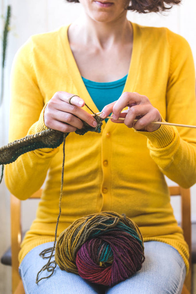 jovem mulher está tricotando
.  - Foto, Imagem