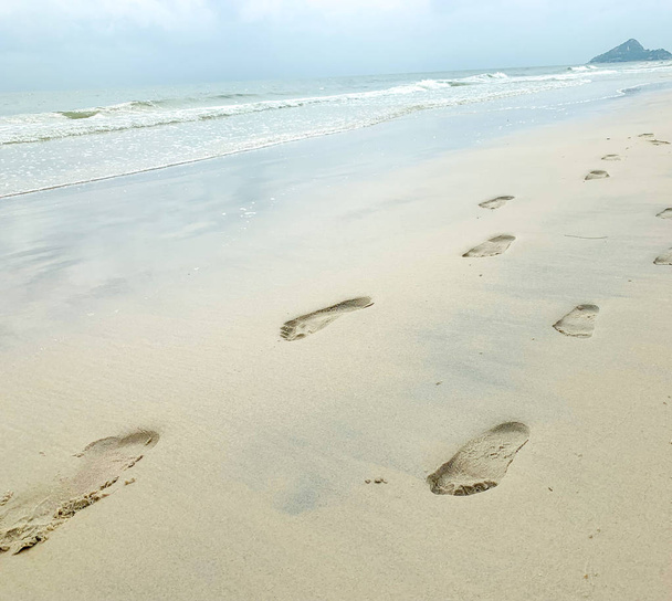 Fußabdrücke im nassen Sand auf dem Ozean - Foto, Bild