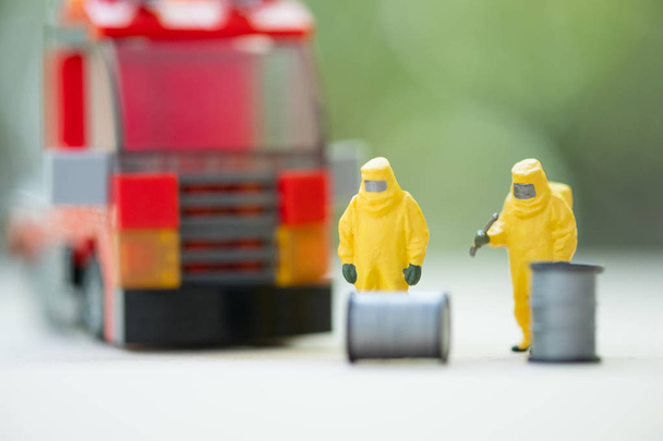 Minyatür insanlar : hazmat takım elbise ve itfaiye aracı kimyasal ekip. - Fotoğraf, Görsel