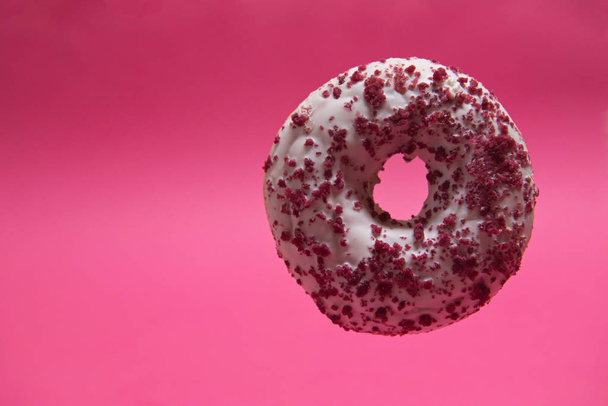 Macro shoot of donut on pink - Zdjęcie, obraz