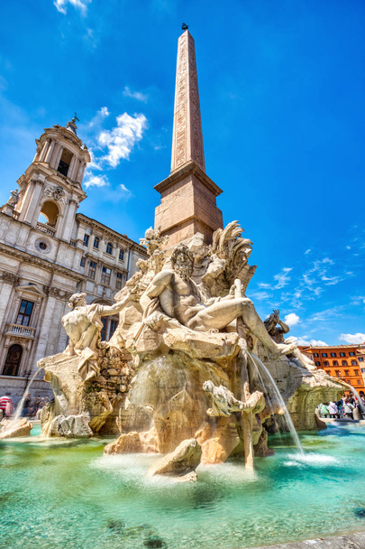 Hauptbrunnen auf der Piazza Navona an einem sonnigen Tag, Rom - Foto, Bild