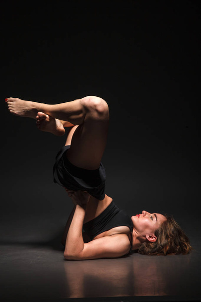 Yoga girl in photo studio - Fotoğraf, Görsel