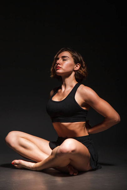Yoga girl in photo studio - Foto, Imagen