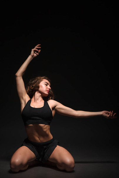 Yoga girl in photo studio - Zdjęcie, obraz