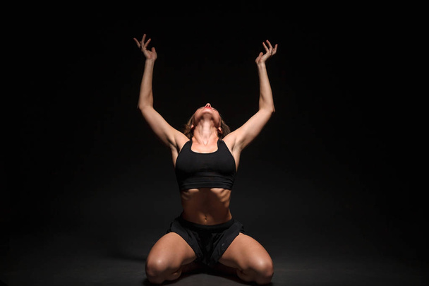 Yoga girl in photo studio - Fotoğraf, Görsel