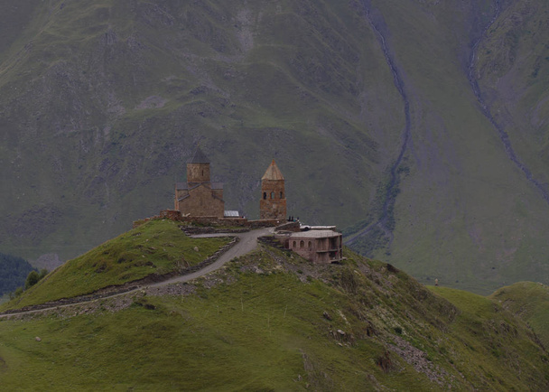 Igreja da Trindade Gergeti
 - Foto, Imagem