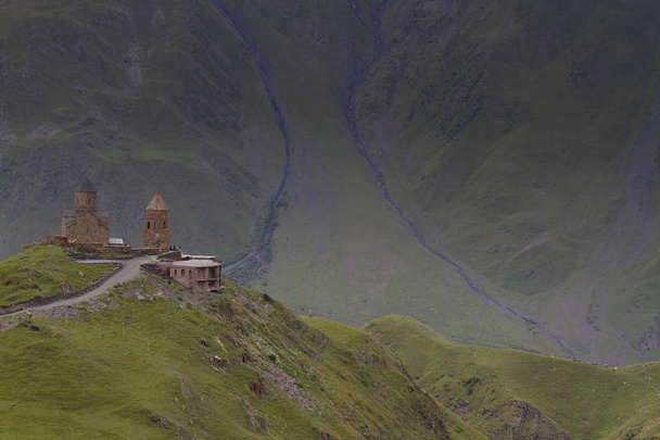 Igreja da Trindade Gergeti
 - Foto, Imagem