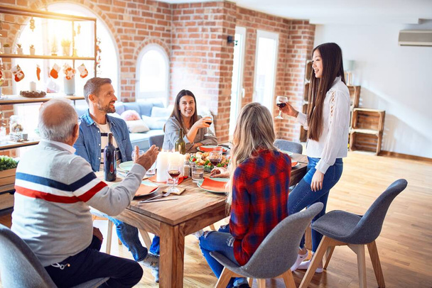 Gyönyörű családi találkozó mosolyogva boldog és magabiztos. Beszédet eszik sült pulyka ünnepli a karácsonyt otthon - Fotó, kép