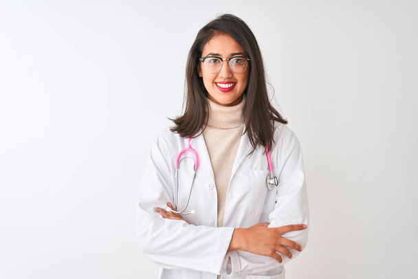 Médico chino mujer usando abrigo y estetoscopio rosa sobre fondo blanco aislado cara feliz sonriendo con los brazos cruzados mirando a la cámara. Persona positiva
. - Foto, Imagen