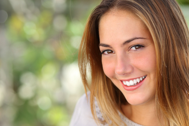 Beautiful woman with a whiten perfect smile - Photo, Image
