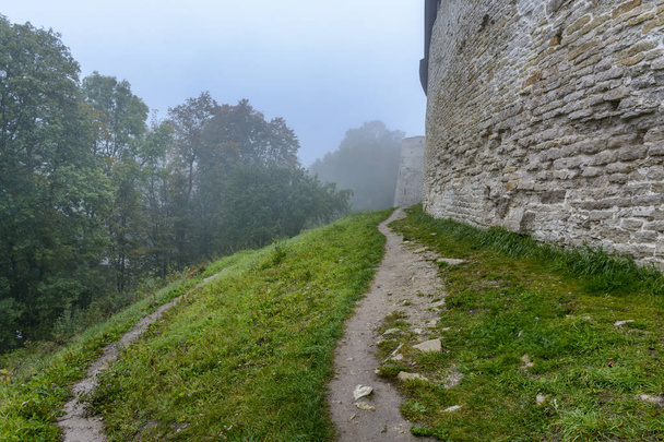 Mlhavé podzimní ráno ve starobylém městě Izborsk. - Fotografie, Obrázek