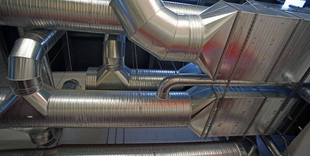 Tubos de ventilación y conductos de aire acondicionado industrial - Foto, imagen