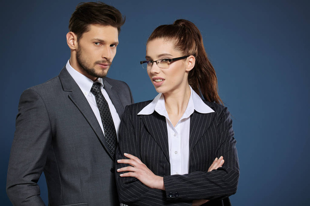 Business couple on blue background - Φωτογραφία, εικόνα