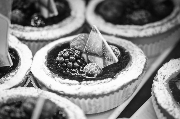 sabrosos mini pasteles con ingredientes frescos y frutas
 - Foto, Imagen