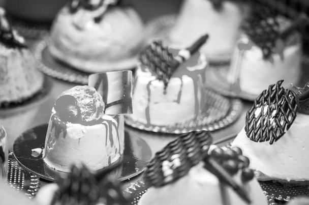 Taze malzemeli ve meyveli lezzetli mini kekler - Fotoğraf, Görsel