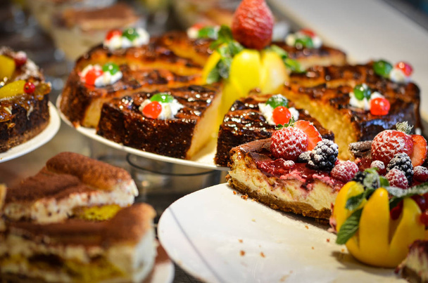 maukkaita mini kakkuja tuoreita ainesosia ja hedelmiä
 - Valokuva, kuva
