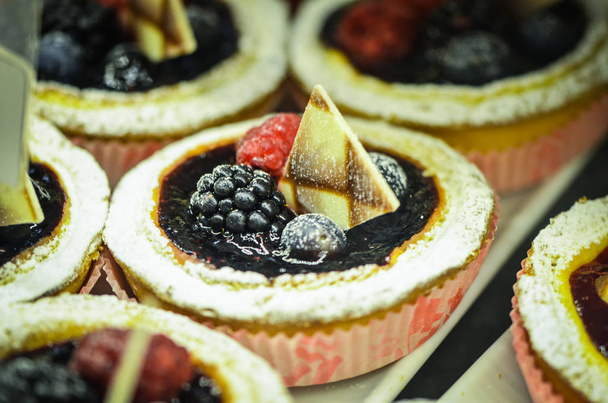 смачні міні торти зі свіжими інгредієнтами та фруктами
 - Фото, зображення